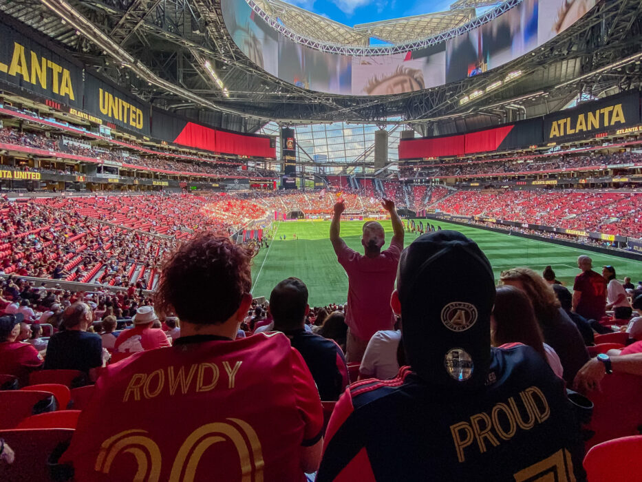 Des supporters encouragent l'équipe de football d'Atlanta United à Atlanta, en Géorgie