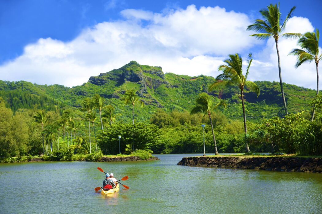 Kayakistes pagayant le long de la rivière Wailua à Kauai, Hawaï