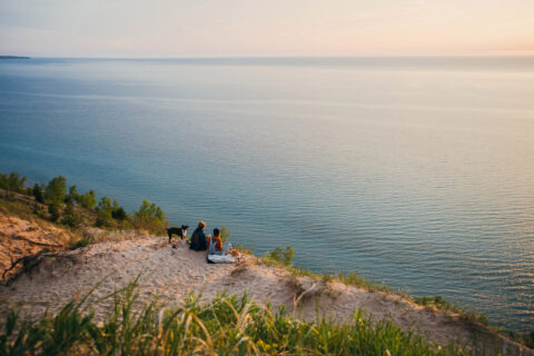 Admirer la vue sur le lac Michigan après une randonnée dans les dunes de sable près de Traverse City, Michigan