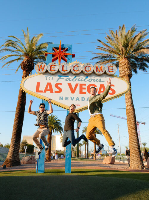 Pose pour une photo devant le panneau de bienvenue de Las Vegas (Nevada)