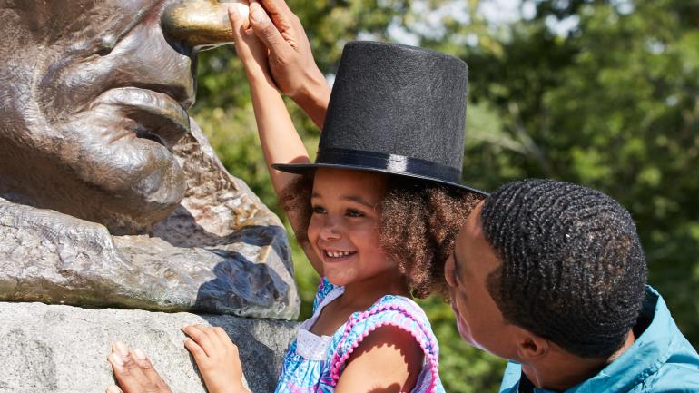 Visiting the Lincoln Tomb in Springfield; Credit: Illinois Office of Tourism
