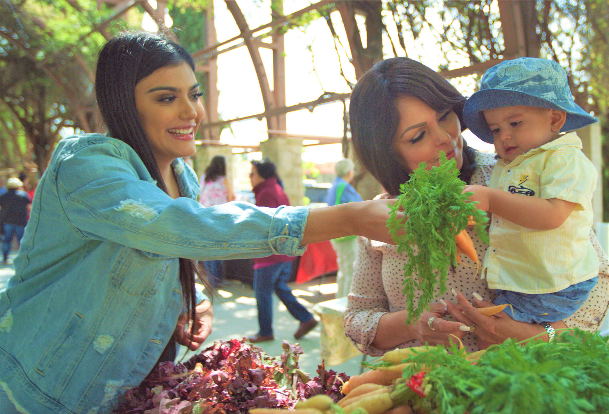A family shops at Vineyard Farmers Market in Fresno County, California; Credit: Visit Fresno County