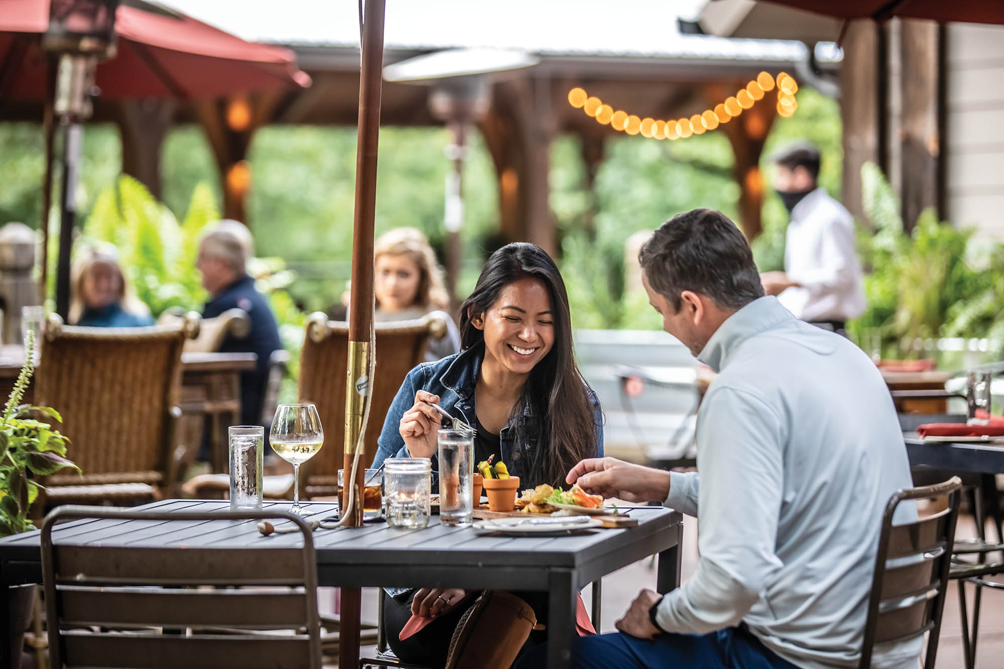Outdoor dining in Townsend, Tennessee, near Great Smoky Mountains National Park; Credit: Journal Communications Inc/Nathan Lambrecht